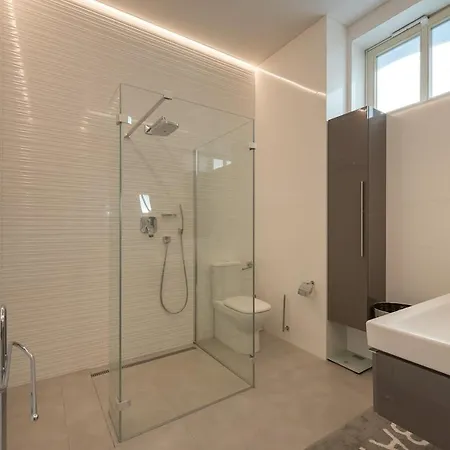 - Centrum, Urban Tower 아파트